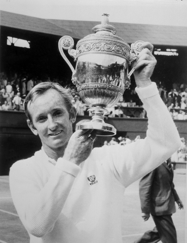 Rod Laver dan trofi Wimbledon 1969. (Foto: STAFF / AFP)