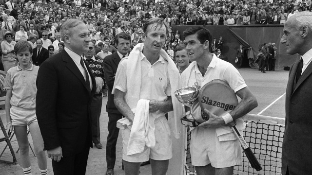 Rod Laver (kiri) dan Ken Rosewall (kanan) usai final Wimbledon 1968. (Foto: AFP)