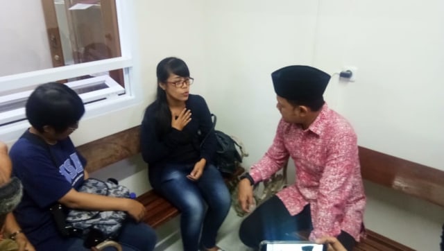 Walikota Bogor Bima Arya (kanan) kunjungi keluarga korban  (Foto: Dok. Istimewa)