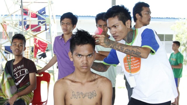 Salah seorang warga binaan di Lapas Kelas Anak Tanjung Gusta, sedang belajar keterampilan memangkas. (Foto: Rahmat Utomo/kumparan)