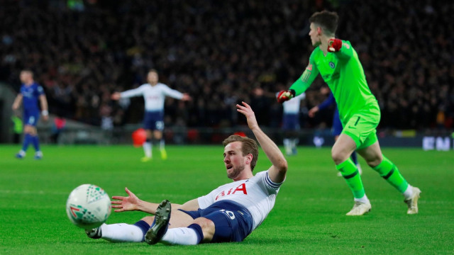 Kane dijatuhkan Kepa di kotak penalti. (Foto: Reuters/Andrew Couldridge)