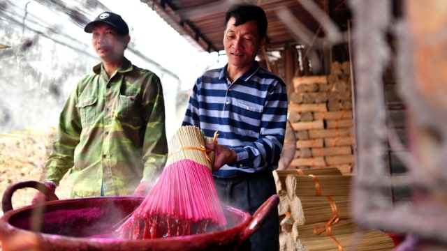 Proses pewarnaan bambu di Desa Quang Phu Cau, Hanoi, Vietnam. (Foto: AFP/Manan VATSYAYANA)