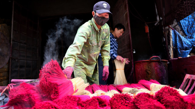 Pengeringan bambu setelah proses pewarnaan bambu, Desa Quang Phu Cau, Hanoi, Vietnam. (Foto: AFP/Manan VATSYAYANA)