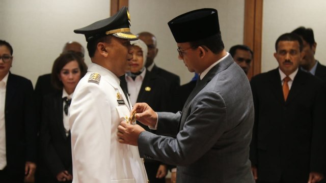 Gubernur DKI Jakarta Anies Baswedan melantik sejumlah pejabat di Balai Kota, Jakarta, Rabu (9/1). (Foto: Dok: Pemprov DKI)