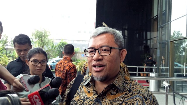 Mantan Gubernur Jawa Barat, Ahmad Heryawan memenuhi panggilan KPK terkait pemeriksaan kasus suap Meikarta. (Foto: Aprilandika Pratama/kumparan)