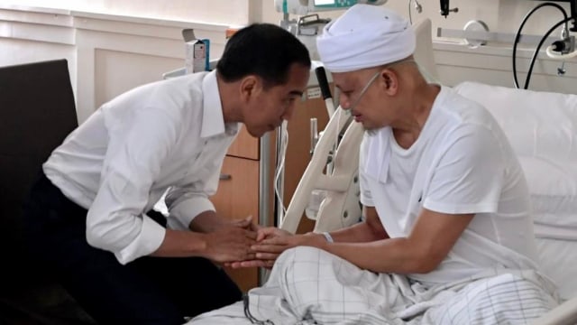 Presiden Jokowi jenguk Arifin Ilham di RSCM Kencana. (Foto: Dok. Biro Pers Setpres)