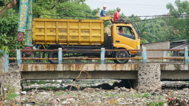 Hamparan sampah di Kali Pisang Batu, Desa Pahlawan Setia, Kabupaten Bekasi (9/1). (Foto: Iqbal Firdaus/kumparan)