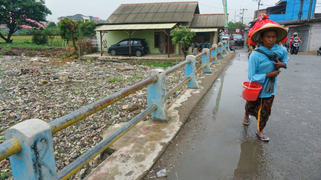 Sungai yang tertutup oleh sampah menyebabkan bau menyengat di Kali Pisang Batu, Bekasi. (Foto: Iqbal Firdaus/kumparan)