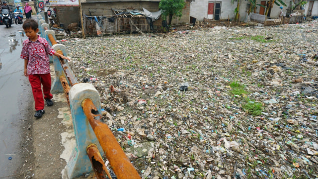 Sungai yang tertutup oleh sampah menyebabkan bau menyengat di Kali Pisang Batu, Bekasi. (Foto: Iqbal Firdaus/kumparan)