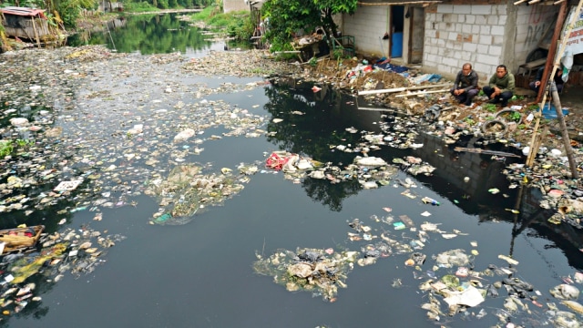 Hamparan sampah di Kali Pisang Batu, membuat aliran sungai jadi tersendat dan tercemar. (Foto: Iqbal Firdaus/kumparan)