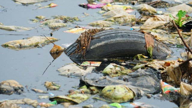 Tumpukan sampah di Kali Pisang Batu, Bekasi. (Foto: Iqbal Firdaus/kumparan)