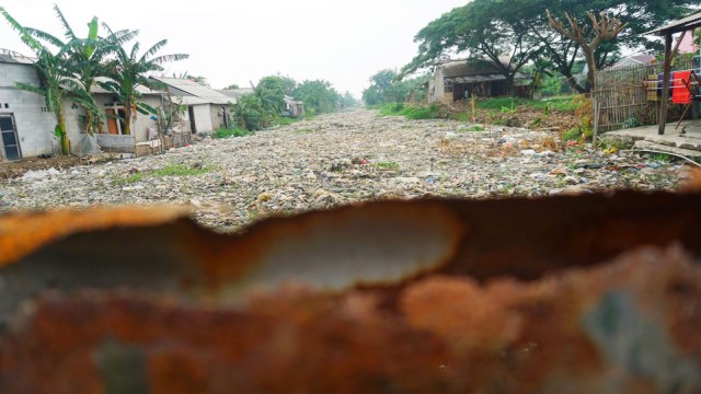 Hamparan sampah di Kali Pisang Batu, Desa Pahlawan Setia, Kabupaten Bekasi (9/1). (Foto: Iqbal Firdaus/kumparan)