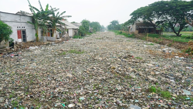 Hamparan sampah di Kali Pisang Batu, Desa Pahlawan Setia, Kabupaten Bekasi (9/1). (Foto: Iqbal Firdaus/kumparan)