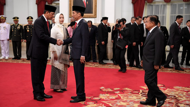 Presiden Joko Widodo (tengah) disaksikan Wapres Jusuf Kalla (kanan), menyalami Letjen TNI Doni Monardo usai melantiknya sebagai Kepala Badan Nasional Penanggulangan Bencana (BNPB), di Istana Negara, Jakarta, Rabu (9/1/2019).  (Foto: ANTARA FOTO/Puspa Perwitasari)