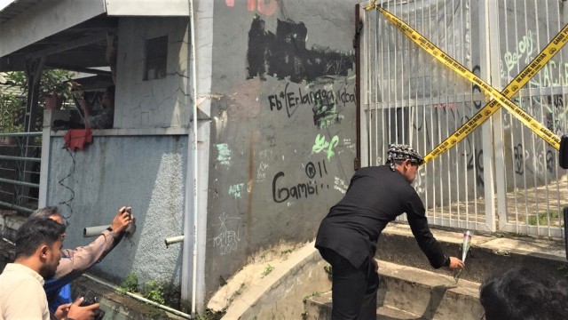 Walikota Bogor Bima Arya saat berada dilokasi pembunuhan Siswi SMK, Andriani. (Foto: Lutfan Darmawan/kumparan)