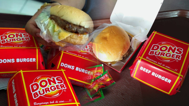 Dons Burger. (Foto: Instagram/@makanberdiri_ dan @annaswaladi)