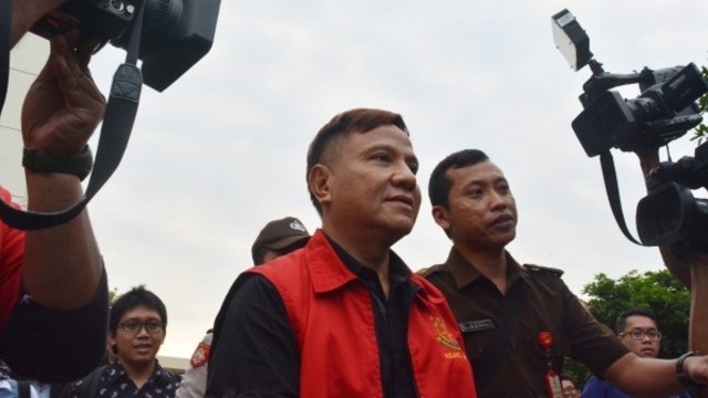 Mantan Ketua DPRD Surabaya Wisnu Wardhana (tengah) dikawal petugas usai diperiksa di Kejaksaan Tinggi Jawa Timur.  (Foto: Antara/Umarul Faruq)