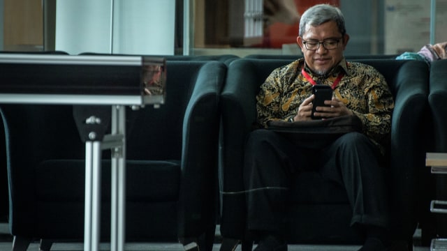 Mantan Gubernur Jawa Barat Ahmad Heryawan alias Aher menunggu di ruang tunggu untuk menjalani pemeriksaan di gedung KPK, Jakarta, Rabu (9/1/2019). Foto: ANTARA FOTO/Aprillio Akbar