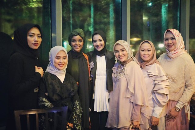 Elsa Maharani Bersama Para Influencer saat Menghadiri Acara Dubai Modest Fashion Week. (Foto: @elsamaharani2/ Instagram)