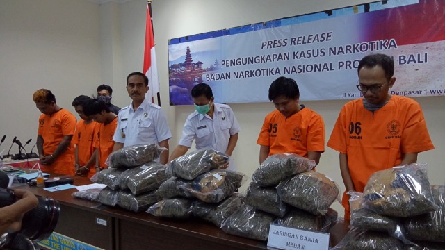 Polisi tangkap dua tersangka kasus pengiriman 25 kilogram ganja di Bali (kanan). (Foto: Denita BR Matondang/kumparan)