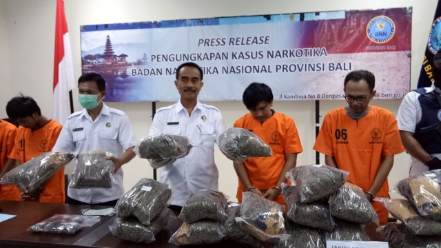 Polisi tangkap dua tersangka kasus pengiriman 25 kilogram ganja di Bali (kanan). (Foto: Denita BR Matondang/kumparan)