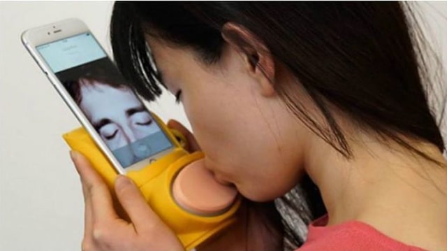 Kissenger, Asesoris Gadget yang Buat Pasangan LDR Dapat Berciuman