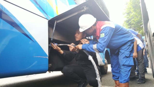 Saat pengisian bahan bakar gas ke salah satu armada trans Semarang. (Foto: Afiati Tsalitsati/kumparan)