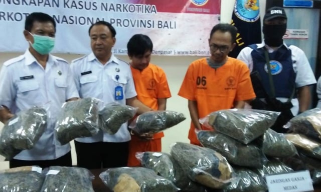 Pelaku dan barang bukti kasus narkoba saat diumumkan oleh BNNP bali