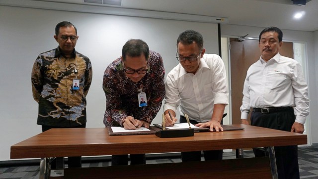 Direktur utama PT Garuda Maintenance Facility (GMF) Iwan Joeniarto dan Direktur Utama PT Indopelita Aircraft Services (IAS) Sabar Sundarelawan menandatangani kerjasama perusahaan di Hangar 4 GMF Cengkareng. (Foto: Jamal Ramadhan/kumparan)