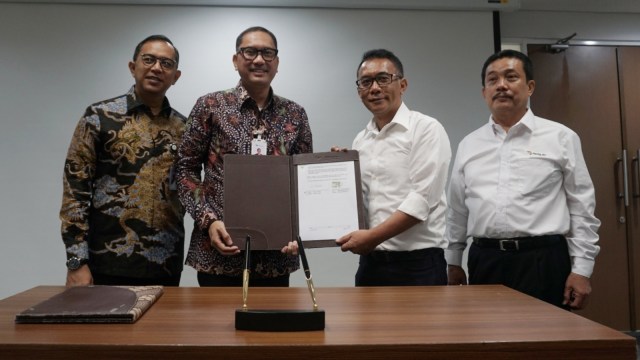 Direktur utama PT Garuda Maintenance Facility (GMF) Iwan Joeniarto dan Direktur Utama PT Indopelita Aircraft Services (IAS) Sabar Sundarelawan menandatangani kerjasama perusahaan di Hangar 4 GMF Cengkareng. (Foto: Jamal Ramadhan/kumparan)