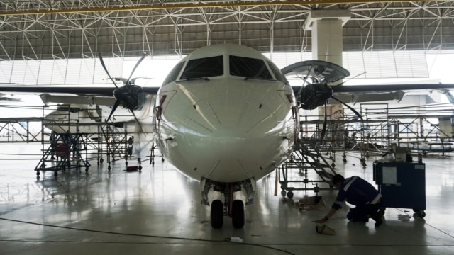 Aktivitas petugas di Hangar 4 GMF Cengkareng saat memeriksa bagian dalam pesawat seperti kabin dan meja penumpang. (Foto: Jamal Ramadhan/kumparan)