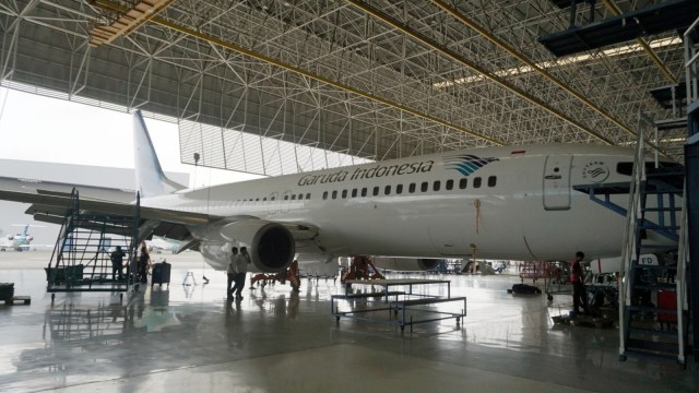 Aktivitas petugas di Hangar 4 GMF Cengkareng saat memeriksa bagian dalam pesawat seperti kabin dan meja penumpang. (Foto: Jamal Ramadhan/kumparan)