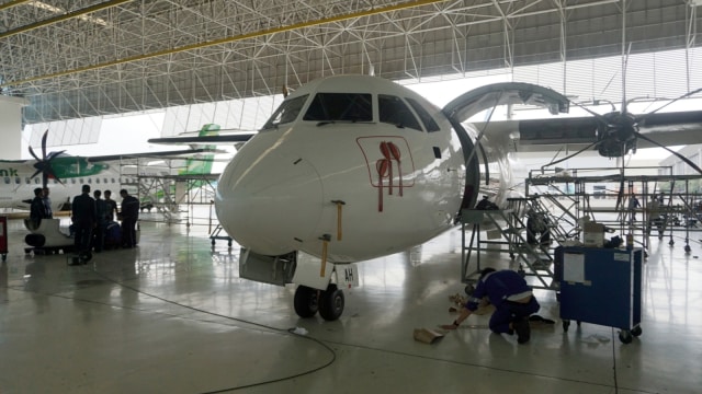 Aktivitas petugas di Hangar 4 GMF Cengkareng saat memeriksa bagian dalam pesawat seperti kabin dan meja penumpang. (Foto: Jamal Ramadhan/kumparan)