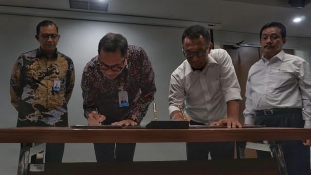 Direktur utama PT Garuda Maintenance Facility (GMF) Iwan Joeniarto dan Direktur Utama PT Indopelita Aircraft Services (IAS) Sabar Sundarelawan menandatangani kerjasama perusahaan di Hangar 4 GMF Cengkareng. (Foto: Jamal Ramadhan/kumparan)