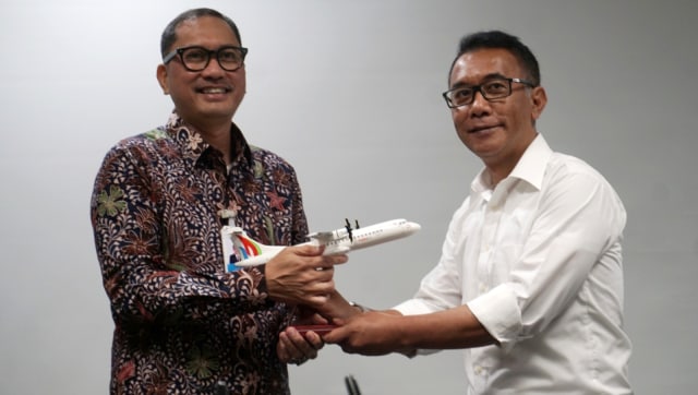 Direktur utama PT Garuda Maintenance Facility (GMF) Iwan Joeniarto dan Direktur Utama PT Indopelita Aircraft Services (IAS) Sabar Sundarelawan menandatangani kerjasama perusahaan di Hangar 4 GMF Cengkareng. (Foto: Jamal Ramadhan/kumparan)