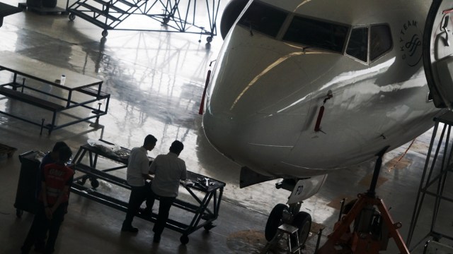 Aktivitas petugas di Hangar 4 GMF Cengkareng saat memeriksa bagian dalam pesawat seperti kabin dan meja penumpang. (Foto: Jamal Ramadhan/kumparan)