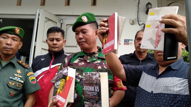 TNI dan Kejaksaan di Padang menyita buku yang dianggap berisi komunisme. (Foto: Dok. Langkan)