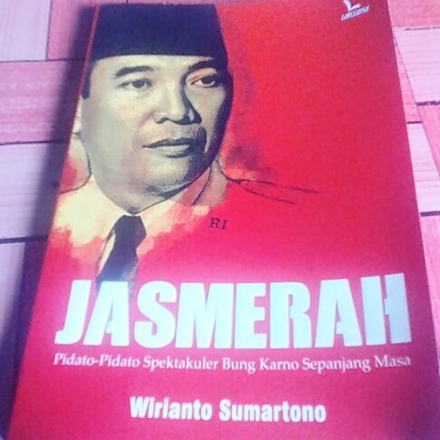 Buku yang dianggap berisi komunisme. (Foto: Instagram/@rahmatferiyono.official)