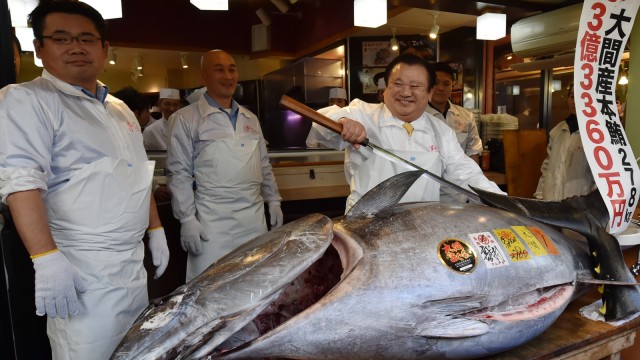 Kiyoshi Kimura (kanan) pemilik restoran sushi Sushi-Zanmai memotong tuna sirip biru seharga Rp 44 miliar di Tokyo, Jepang. (Foto: AFP/KAZUHIRO NOGI)