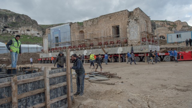 Saat para pekerja mempersiapkan sisa-sisa masjid Ayyubid atau masjid Kozlar sejak abad ke 14 di Hasankeyf, Turki. (Foto: AFP/BULENT KILIC)