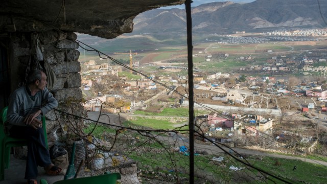 Salah satu penghuni terakhir dari gua bersejarah yang terdapat di Kota Hasankeyf, Turki. (Foto: AFP/BULENT KILIC)