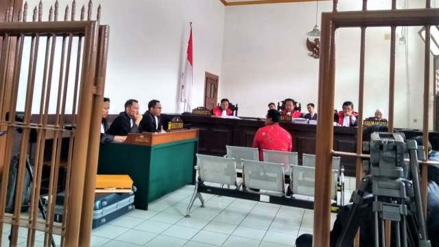 Sopir Dirjen PAS, Mulyana, bersaksi di sidang kasus suap eks Kalapas Sukamiskin di PN Bandung. (Foto: kumparan)