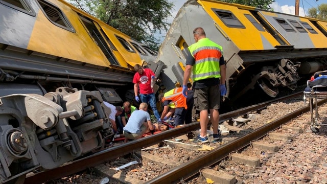 Petugas mengevakuasi korban kecelakaan kereta api di Pretoria, Afrika Selatan. (Foto: TWITTER/@ ABRAMJEE via REUTERS)
