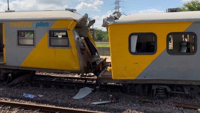 Kecelakaan kereta api di Pretoria, Afrika Selatan. (Foto: TWITTER/@ ABRAMJEE via REUTERS)