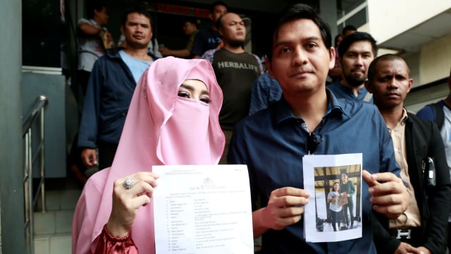 Artis Lucky Hakim (kanan) dan Tiara Dewi (kiri) saat melapor atas penipuan di Polda Metro Jaya Jakarta Rabu (8/01/2019) (Foto: Ronny/kumparan)