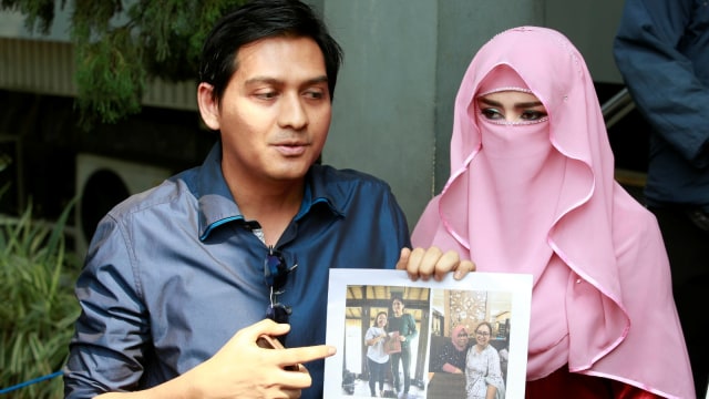 Artis Lucky Hakim (kiri) dan Tiara Dewi (kanan) saat melapor atas penipuan di Polda Metro Jaya Jakarta Rabu (8/01/2019) (Foto: Ronny/kumparan)