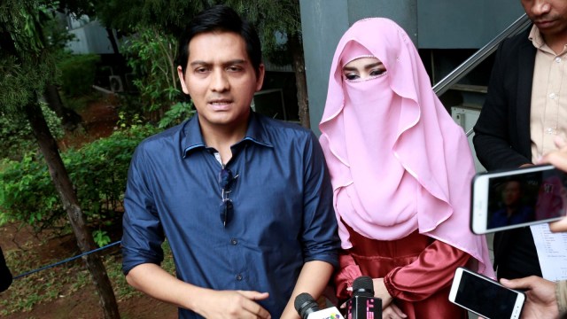 Artis Lucky Hakim (kiri) dan Tiara Dewi (kanan) saat melapor atas penipuan di Polda Metro Jaya Jakarta Rabu (8/01/2019) (Foto: Ronny/kumparan)