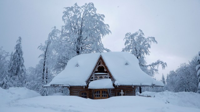 Salju menutupi sebuah rumah di Szczyrk, Polandia.
 (Foto: REUTERS / Kacper Pempel)
