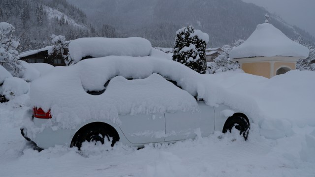 Sebuah mobil tertimbun salju di Flachau, Austria.
 (Foto: REUTERS/Leonhard Foeger)