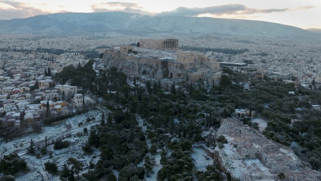 Kuil Parthenon kuno di atas bukit Acropolis di Athena, Yunani diselimuti salju. (Foto: REUTERS/Giorgos Moutafis)